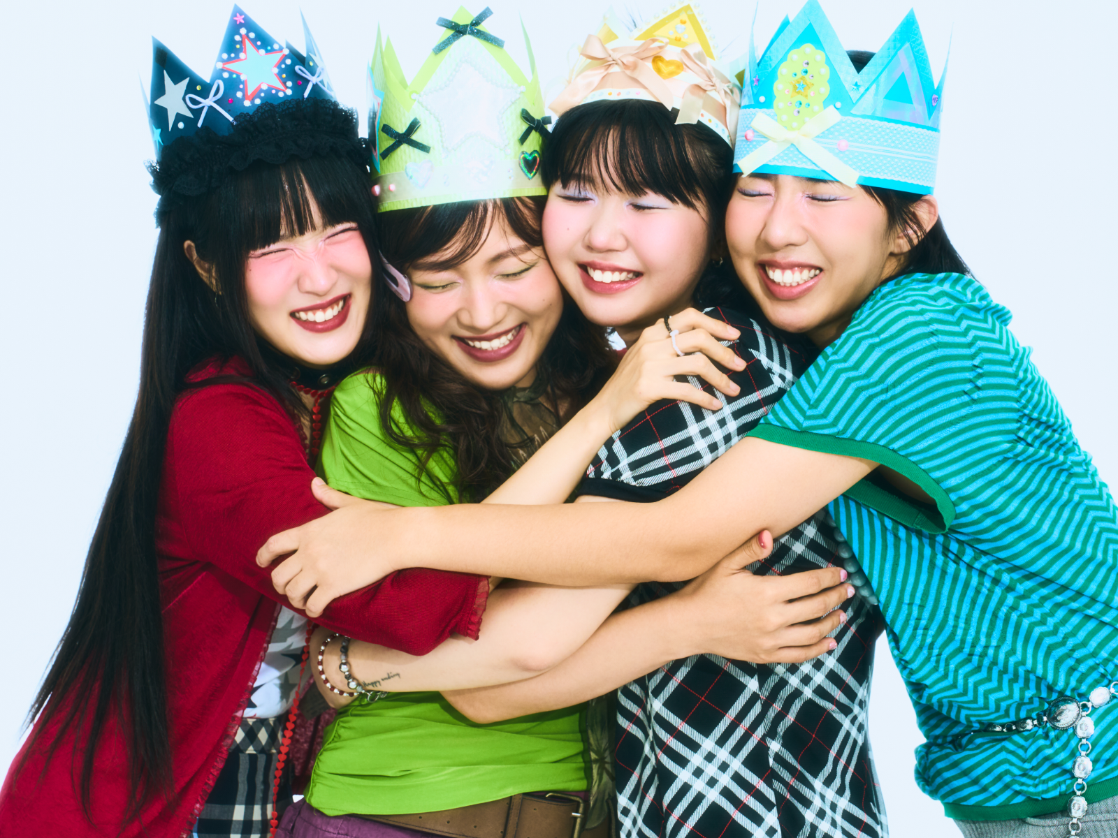 네 명의 여성 베이시스트, 서로를 안아주다